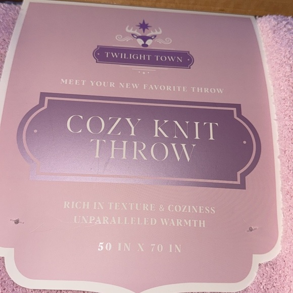 Twilight town, Christmas, pink and white snowflake fuzzy blanket - Picture 2 of 4